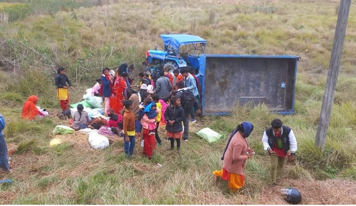 कञ्चनपुरमा जन्ती बोकेर फर्किएको ट्याक्टर दुर्घटना हुँदा १४ जना घाइते